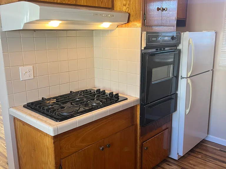 1761 E 1st St #4 — Photo 21