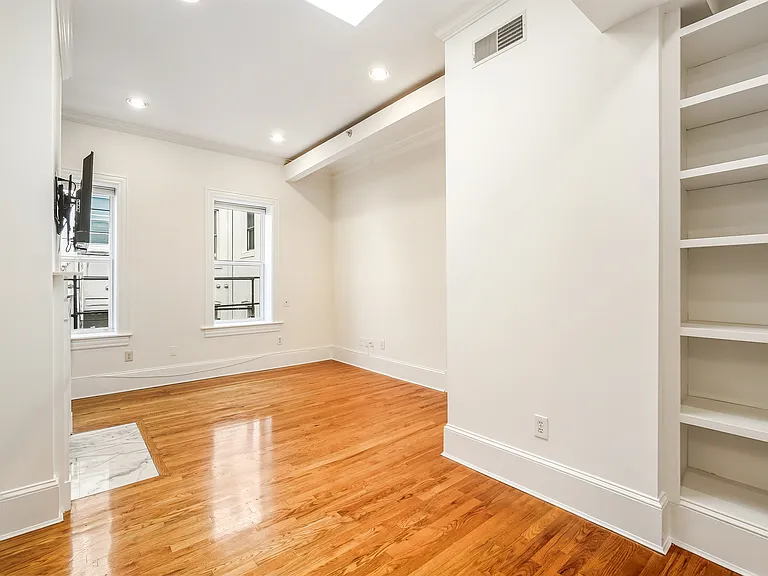 1807 California St NW #305 — Photo 25
