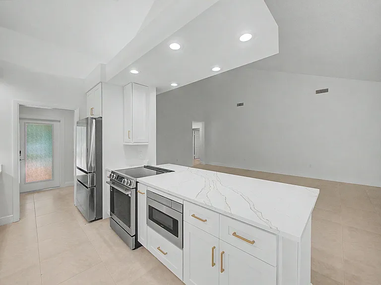 303 Leeward Dr — Photo 6
