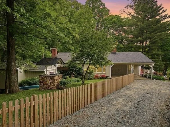 8221 Hickory Hill Dr, Manassas, VA 20112