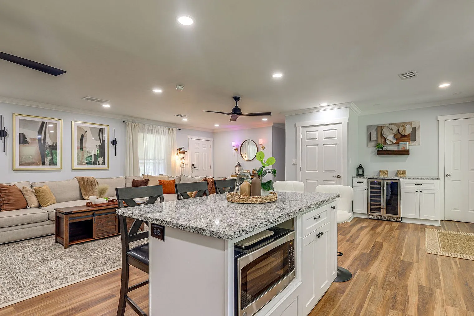 4 bed, 3.0 bath, 2389 sqft, $4,580 — Photo 4