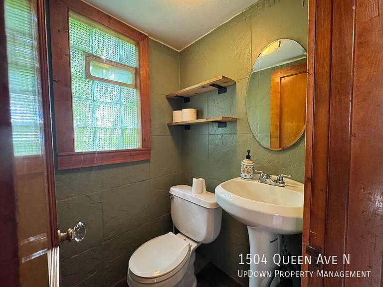 1504 Queen Ave N — Photo 9