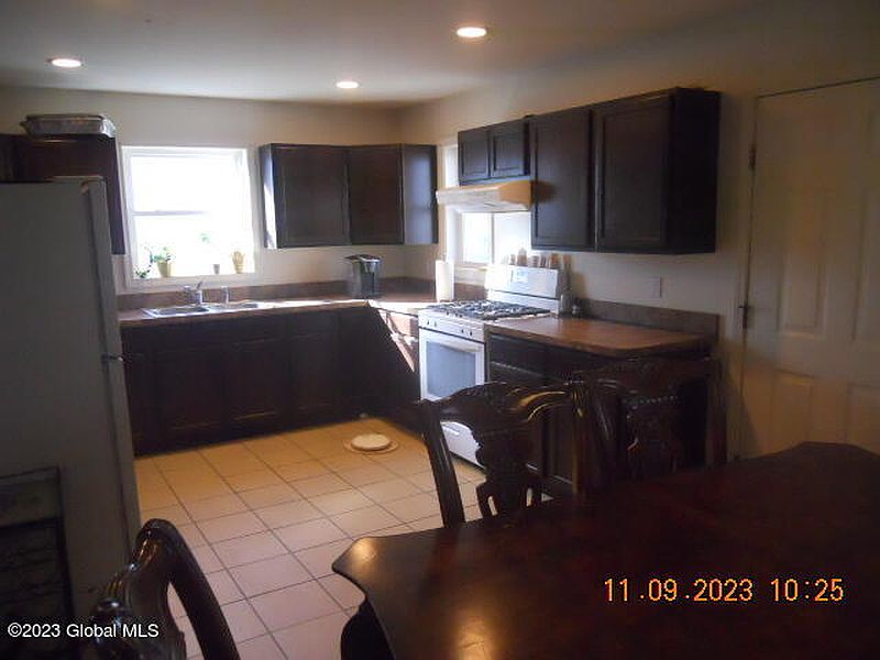 5th image of 1693 Carrie Street