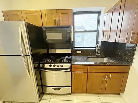 2nd image of 676 Lincoln Pl APT 6