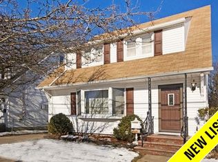 33 Prospect St, Williston Park, NY 11596