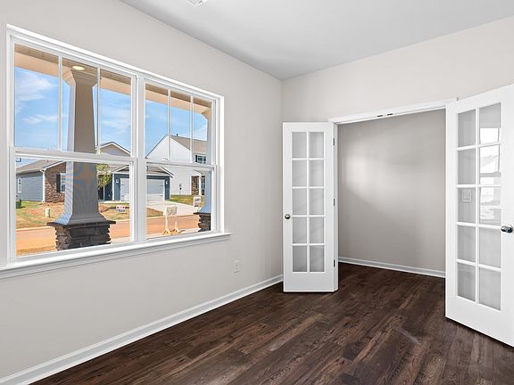 4th image of 628 Hollyrose Cir