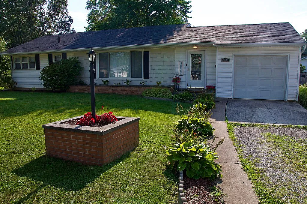 665 N High St photo 1