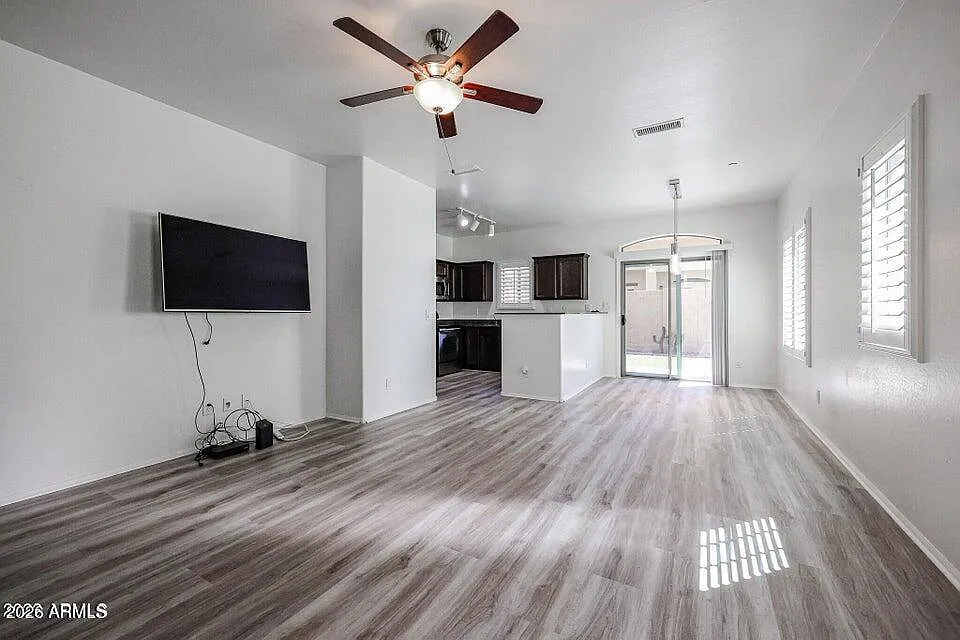 2 bed, 2.5 bath, 1142 sqft, $2,100 — Photo 3