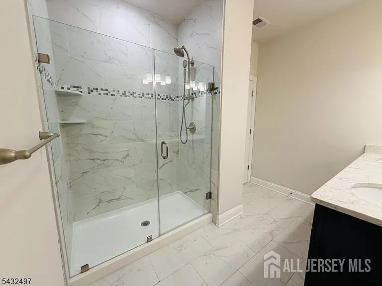 810 Greenland Sq — Photo 5