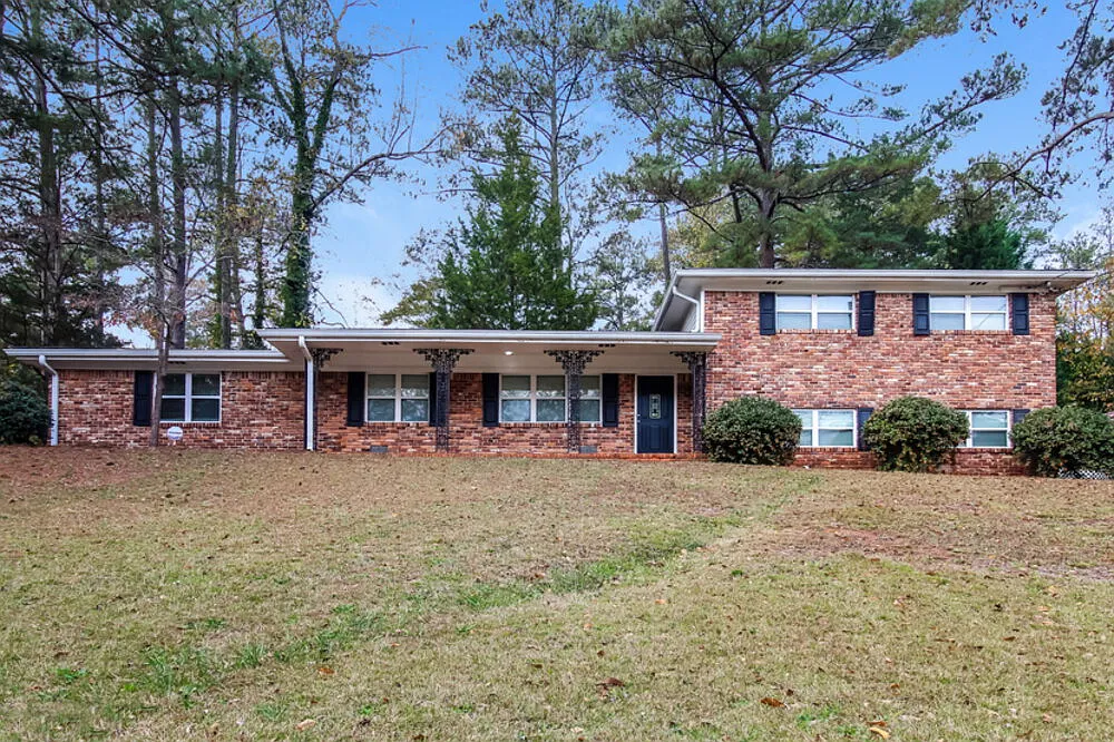 4 bed, 2.0 bath, 2024 sqft, $2,000 — Photo 1