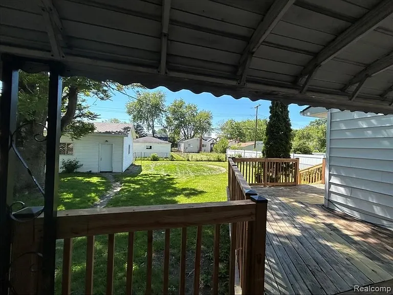 Deck/Backyard