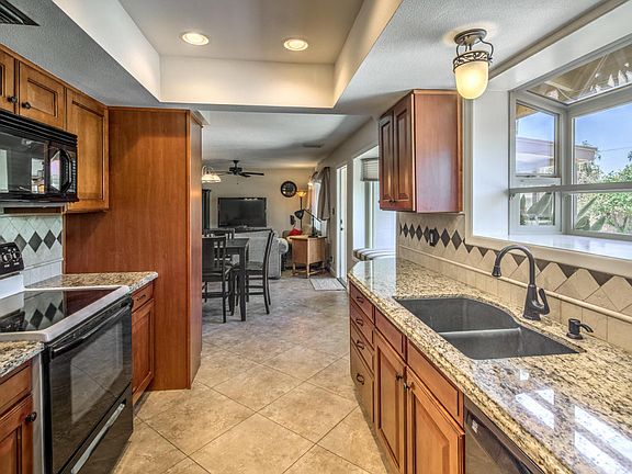 3rd image of 2514 E Huntington Dr