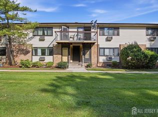 903 Cricket Ln, Woodbridge, NJ 07095