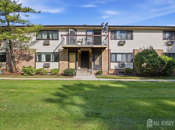 903 Cricket Ln, Woodbridge, NJ 07095