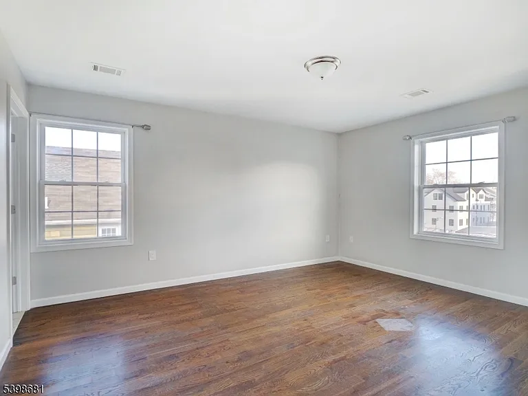 521-523 Walnut St #2 — Photo 6