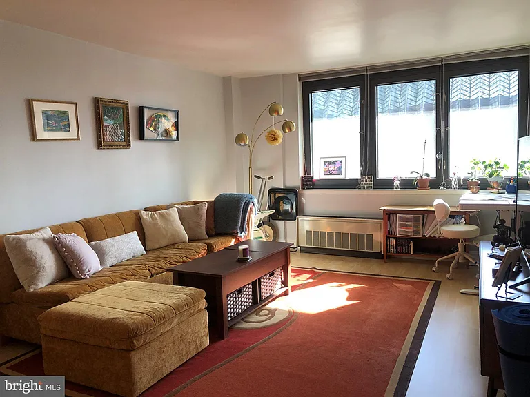 1420 Locust St #6R — Photo 2