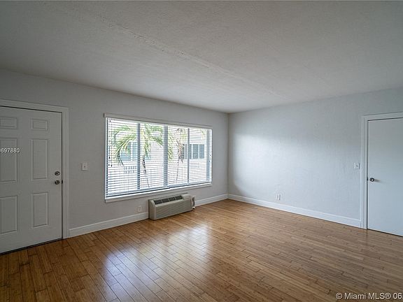 5th image of 7325 Carlyle Ave #1