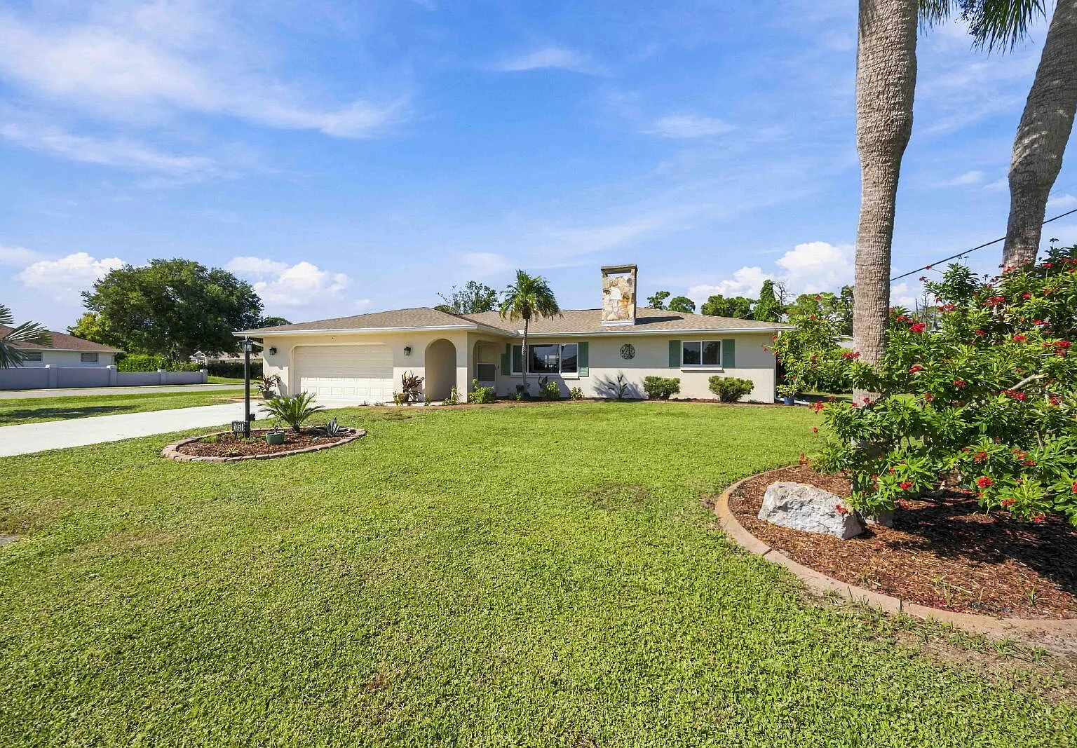 3 bed, 2.0 bath, 1936 sqft, $5,400 — Photo 3