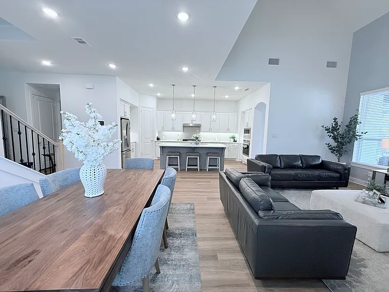 1712 Homestead Way — Photo 1