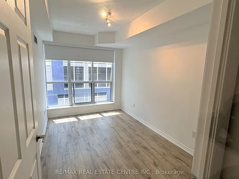 250 Wellington St W #1729 — Photo 8