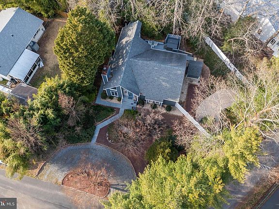 3rd image of 323 Breezewood Dr