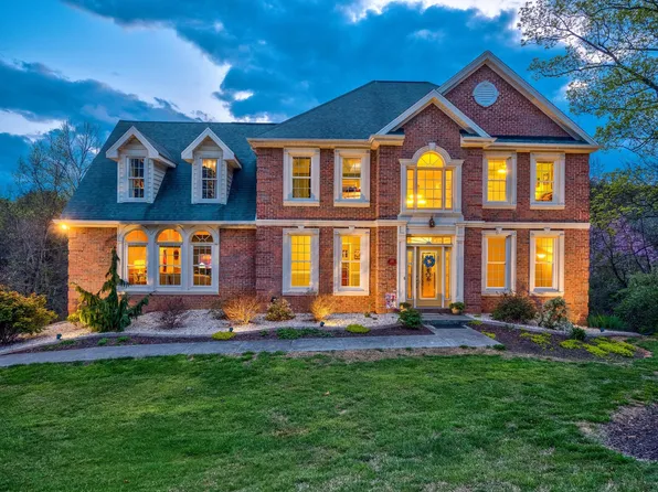 699 Twin Oak Dr, Troutville, VA 24175