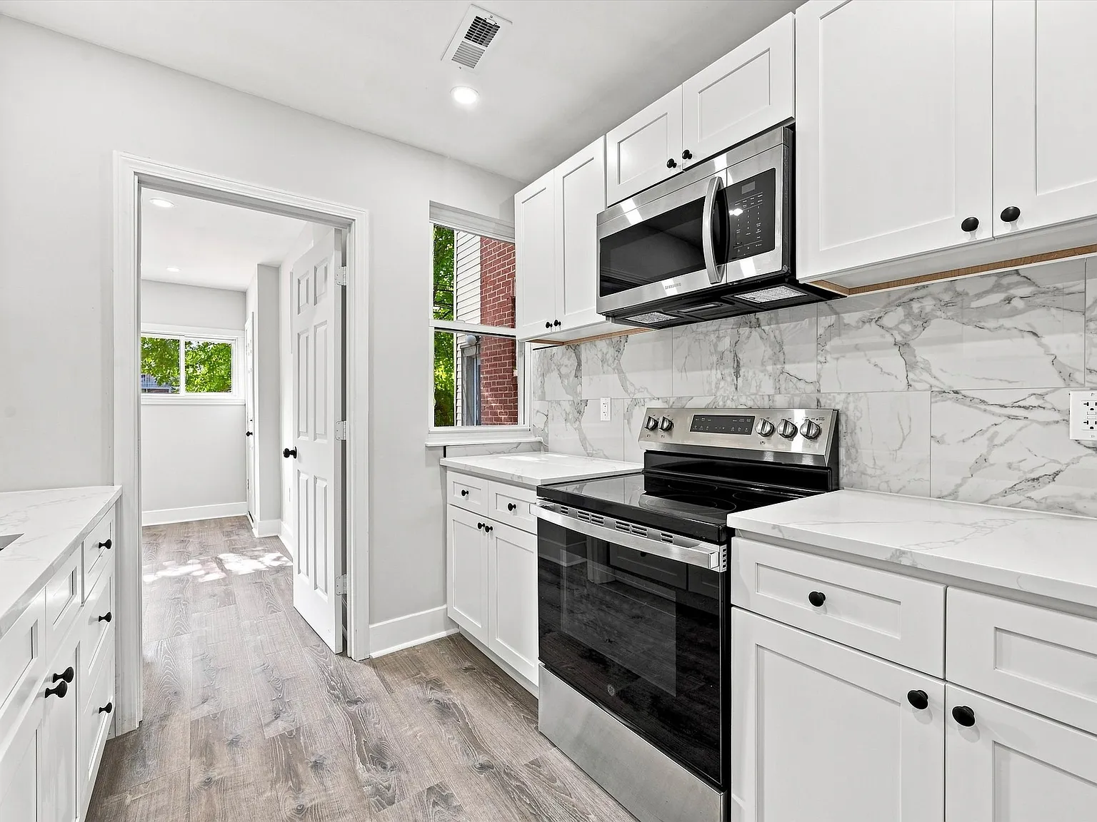 3 bed, 1140 sqft, $2,400 — Photo 3