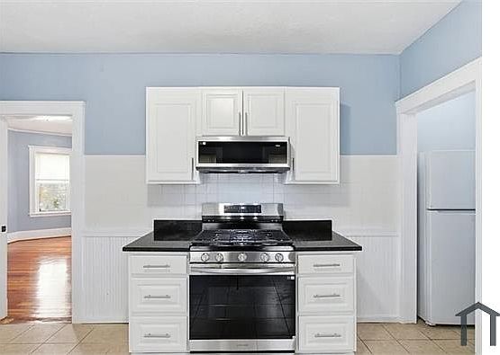 1st image of 20 Leslie St #3