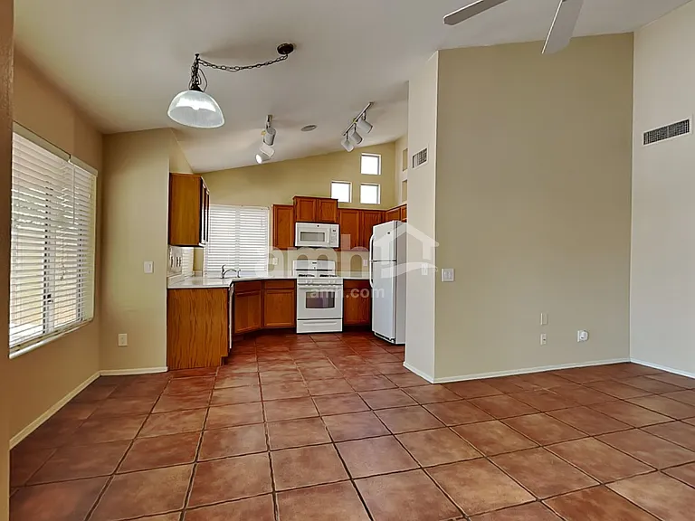 1214 E Artesian Way — Photo 4