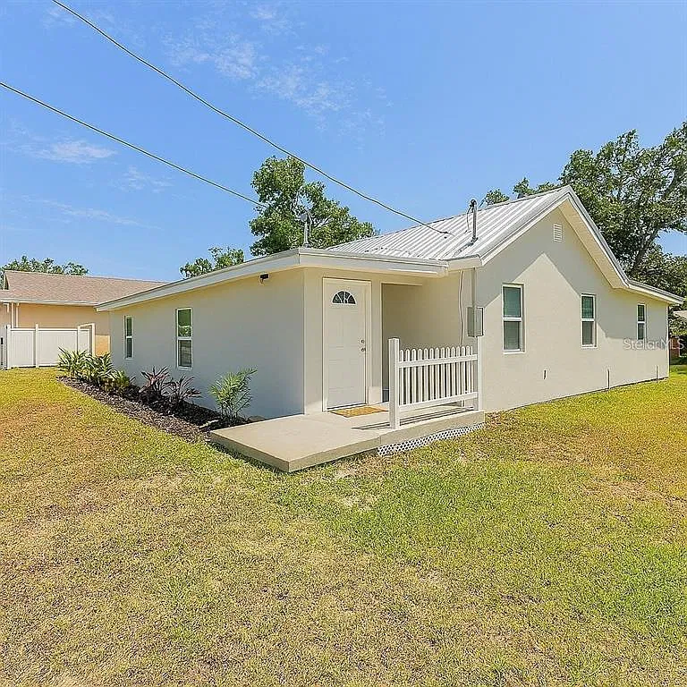 4 bed, 2.0 bath, 1986 sqft, $2,700 — Photo 1