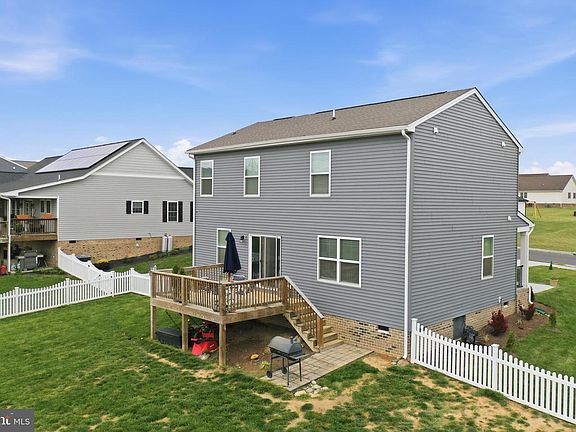 3rd image of 460 Mesa Ct