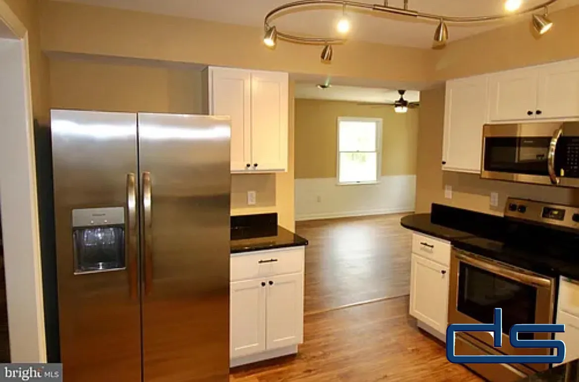 2 bed, 1000 sqft, $1,600 — Photo 3