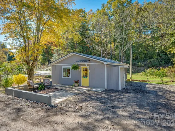 500 Laurel Dr, Saluda, NC 28773