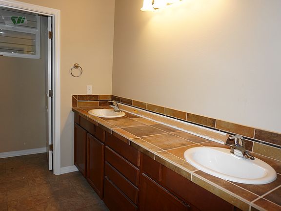 5th image of 2409 Chateau Dr