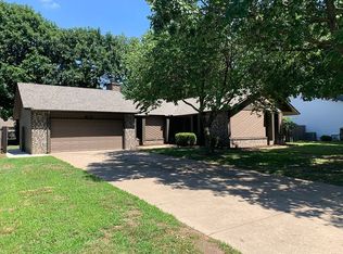 618 N Brook Forest Rd, Derby, KS 67037