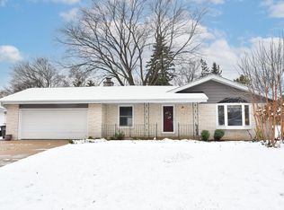 6225 S 38th St, Greenfield, WI 53221