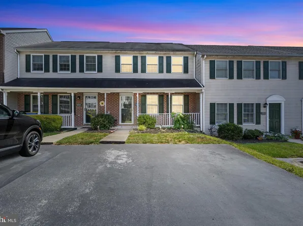 2255 N Point Dr, York, PA 17406