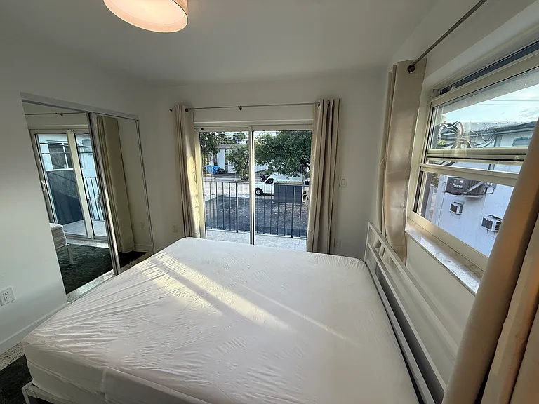 421 SW 9th St #3 — Photo 9