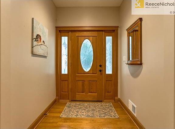 Spacious entry says, "Come on in!"