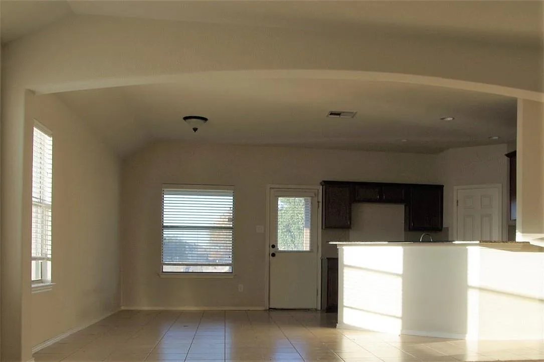 4 bed, 3.0 bath, 2160 sqft, $2,000 — Photo 4