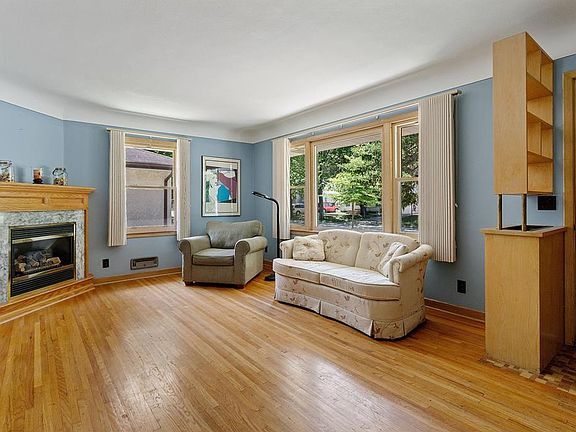 2nd image of 3619 Cleveland St NE