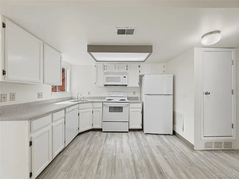 942 S Dearborn Way #10 — Photo 5