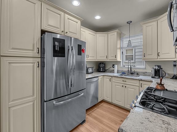 5th image of 728 Stewart St