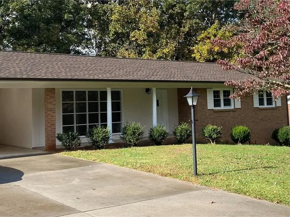 345 Brookwood Acres Dr, North Wilkesboro, NC 28659