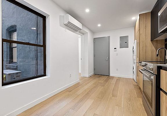 4th image of 632 E 11th St APT 3
