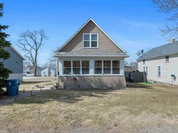 111 21st St, East Moline, IL 61244