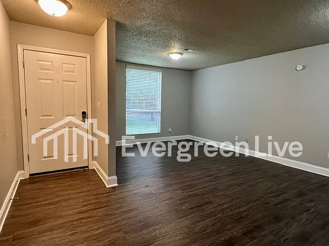 4 bed, 2.0 bath, 1950 sqft, $1,645 — Photo 2
