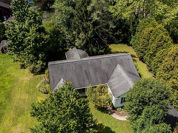 3rd image of 3 Hempfield Dr