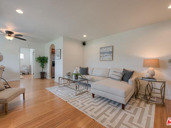 2nd image of 7519 Amestoy Ave