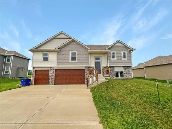 11708 E 229th St, Peculiar, MO 64078